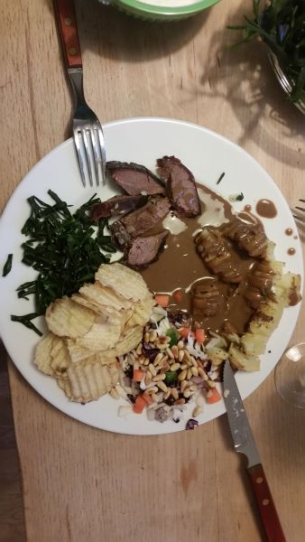 Rensdyrsteg med hasselbagte kartofler, salat, chips og tang