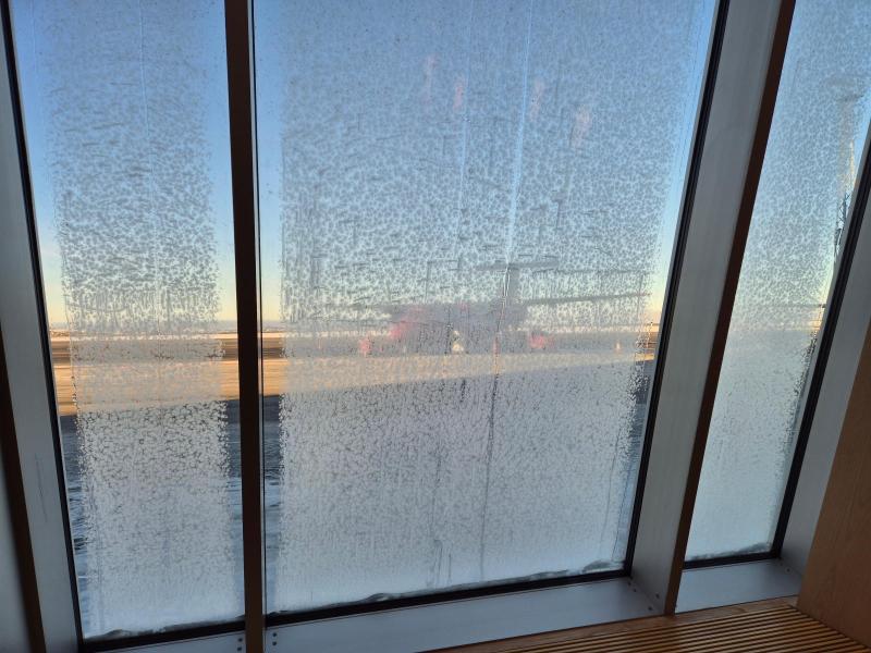 Den nye lufthavn vinduer dugger så man nærmest ikke kan se ud