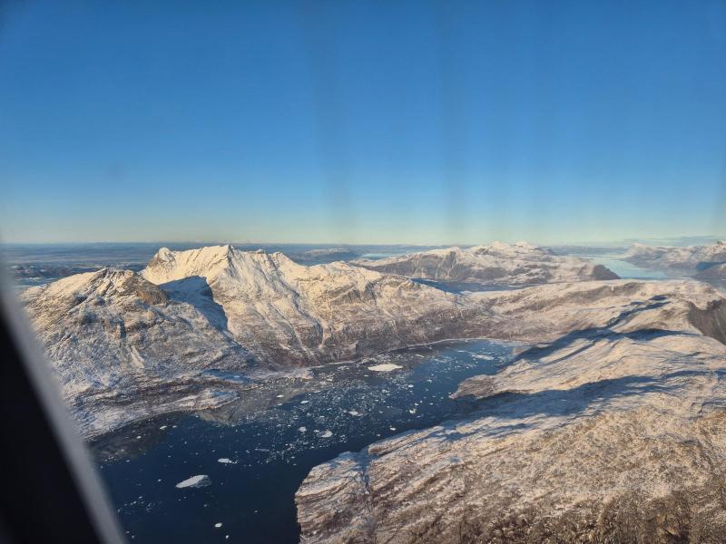 Nuuk fjorden fra Danmarksflyveren - vinter og sol. Meget is fra Isfjorden