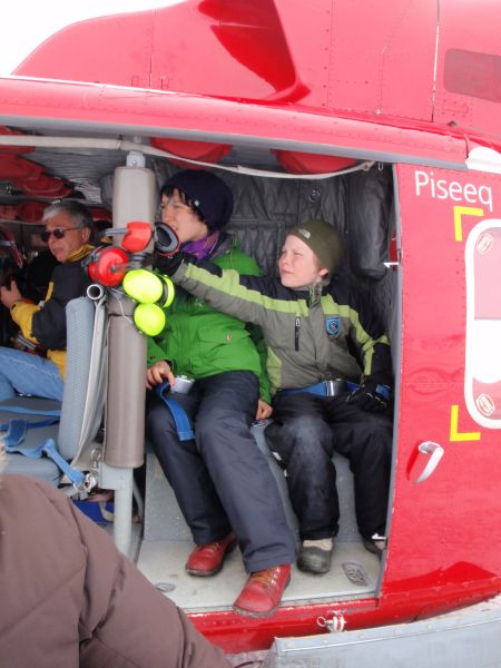 2009-04-04-1349_Påskeferie i Tasiilaq inviteret af mor og far. Alle børnene._Bell 212; Ivalo Lynge Labansen; Rumle Labansen