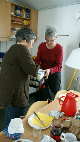 2009-02-15-2108_Hele familien i Tasiilaq_-