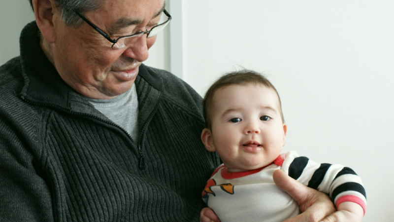 2009-02-15-2108_Hele familien i Tasiilaq_Jørgen Labansen; Qupanuk Eugenius Labansen