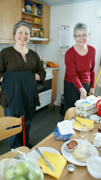 2009-02-15-2109_Hele familien i Tasiilaq_Ruth Labansen