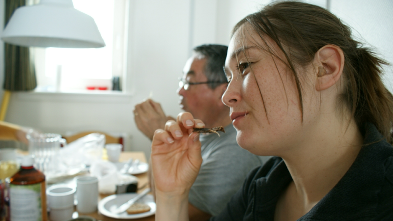 2009-02-15-2148_Hele familien i Tasiilaq_-