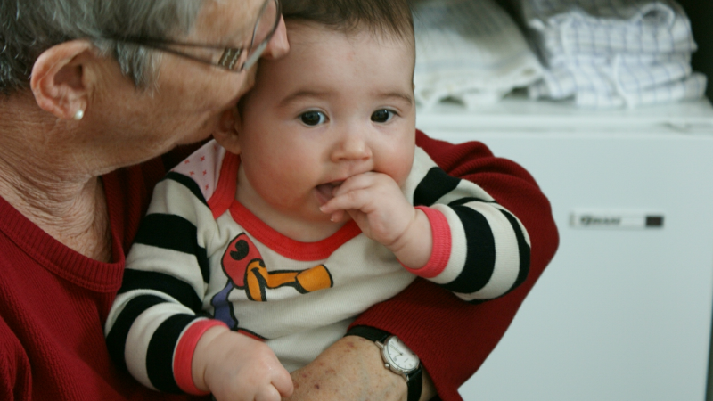 2009-02-15-2148_Hele familien i Tasiilaq_Qupanuk Eugenius Labansen