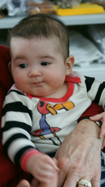2009-02-15-2148_Hele familien i Tasiilaq_Qupanuk Eugenius Labansen_2