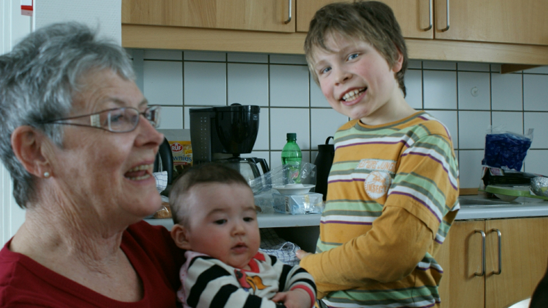 2009-02-15-2150_Hele familien i Tasiilaq_Qupanuk Eugenius Labansen; Rumle Labansen