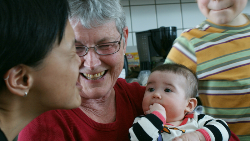 2009-02-15-2150_Hele familien i Tasiilaq_Qupanuk Eugenius Labansen_3