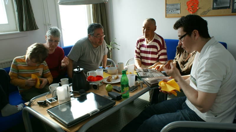 2009-02-15-2215_Hele familien i Tasiilaq_-