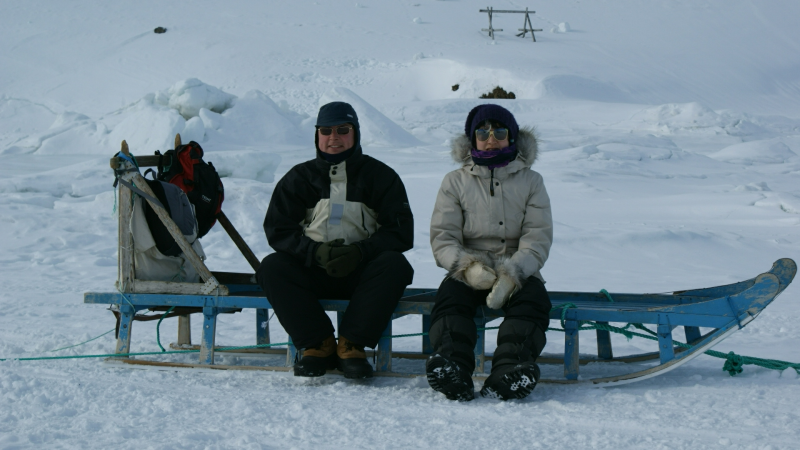 2009-04-08-0953_Vi venter på afgang_Kristiane Dukula Labansen; Søren Labansen