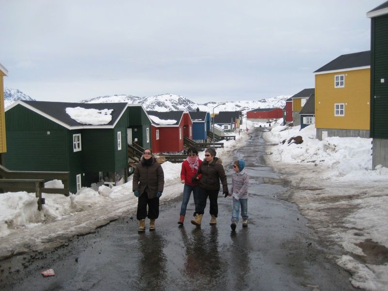 Hele familien i Tasiilaq