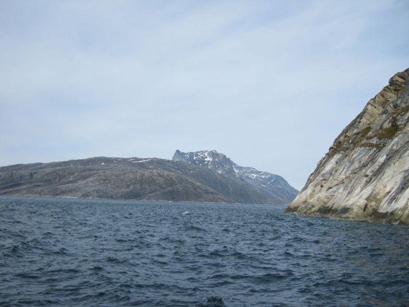 2009-07-06-1703_Nuuk; Rensdyr; Sermitsiaq; Udsigt i Nuuk
