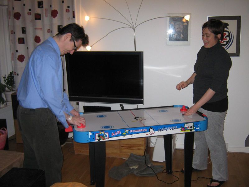 2009-12-08-1744_Airhockey; Jesper Eugenius Labansen; Maritha Eugenius Labansen