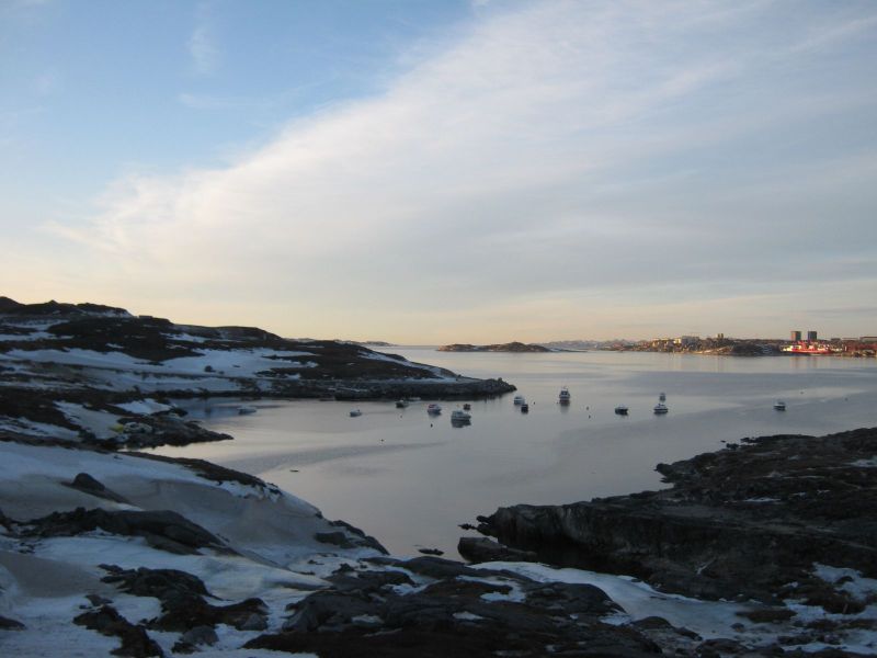 2010-01-05-1156_Inderste af bugten i Qinnqorput med både_Nuuk; Udsigt i Nuuk