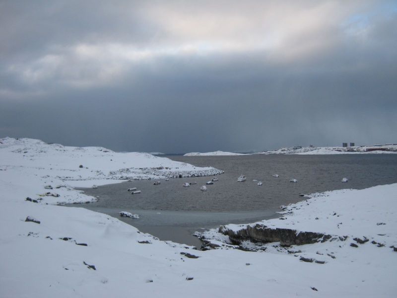 2010-01-25-1301_Inderste af bugten i Qinnqorput med både_Nuuk