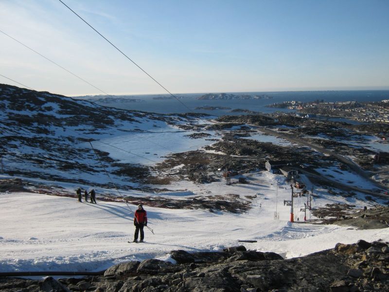 2010-02-07-1158_Fra gåture i Nuuk_Skilift; Skiliften