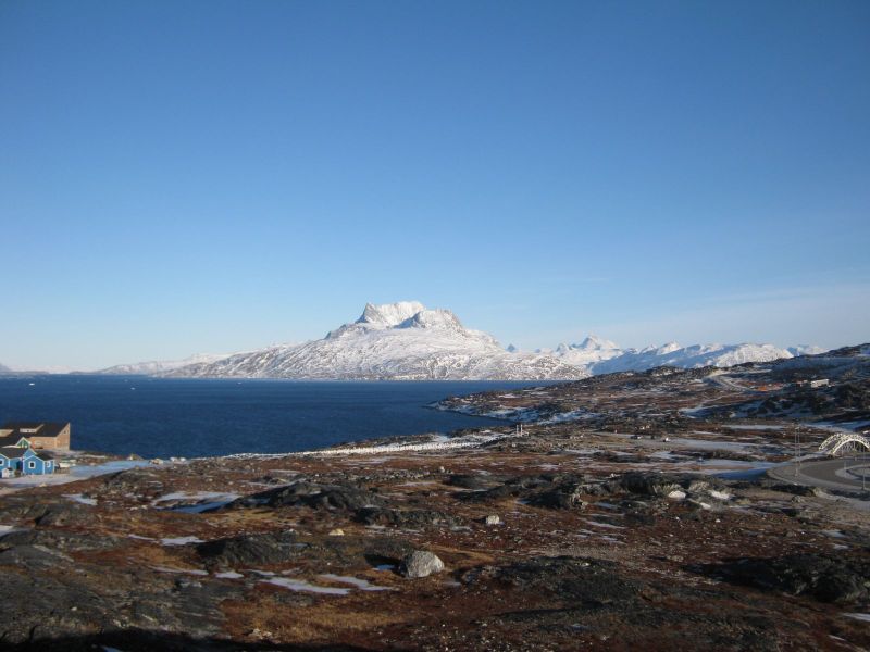2010-02-07-1255_Fra gåture i Nuuk_Nuuk; Sermitsiaq; Udsigt i Nuuk