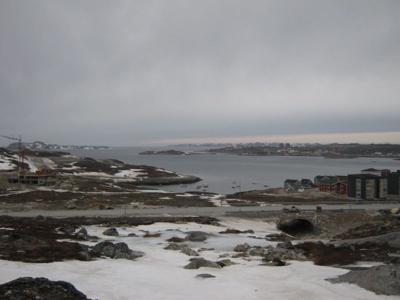 2010-02-10-1240_Inderste af bugten i Qinnqorput med både_Nuuk; Udsigt i Nuuk