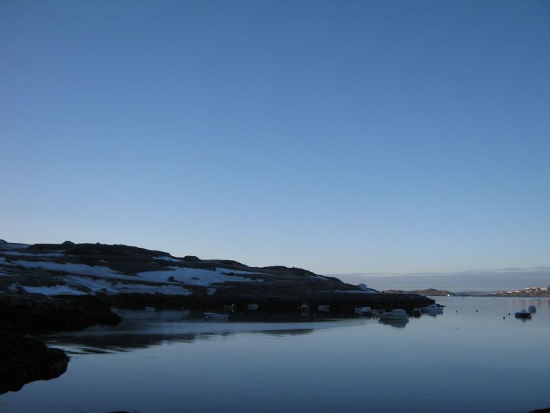 2010-02-11-1025_Inderste af bugten i Qinnqorput med både_Nuuk; Udsigt i Nuuk
