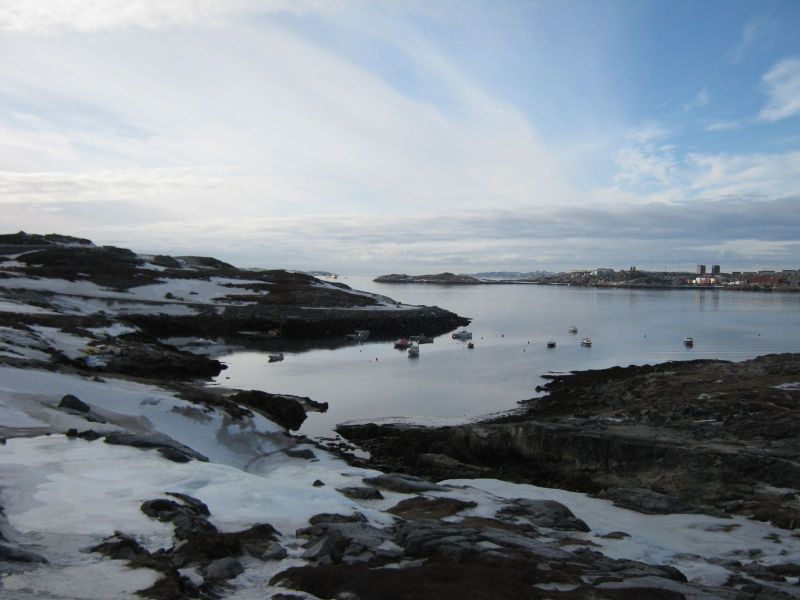 2010-02-15-1252_Inderste af bugten i Qinnqorput med både_Nuuk; Udsigt i Nuuk