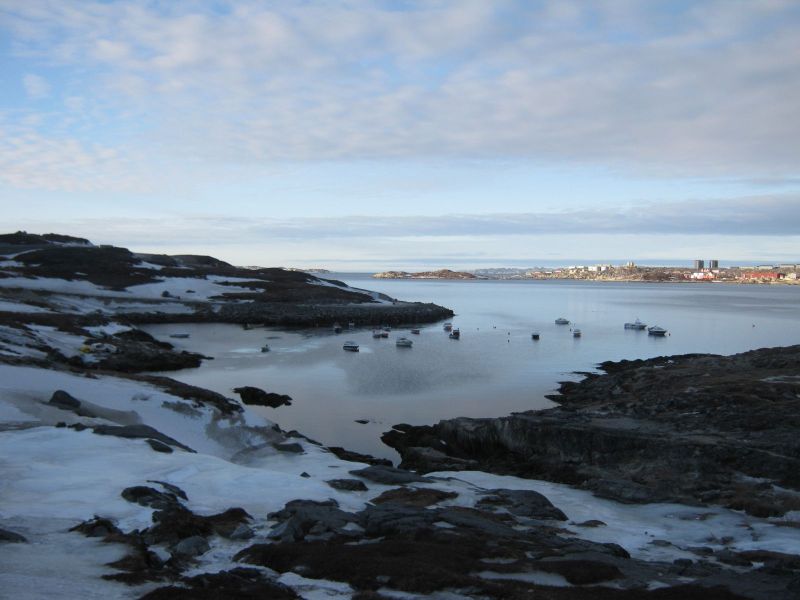 2010-02-22-1005_Inderste af bugten i Qinnqorput med både_Nuuk; Udsigt i Nuuk