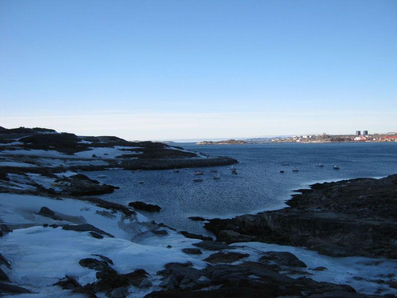 2010-02-23-1042_Inderste af bugten i Qinnqorput med både_Nuuk; Udsigt i Nuuk