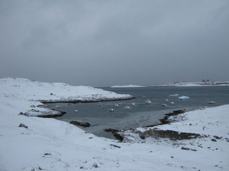 2010-03-01-1110_Inderste af bugten i Qinnqorput med både_Nuuk; Udsigt i Nuuk