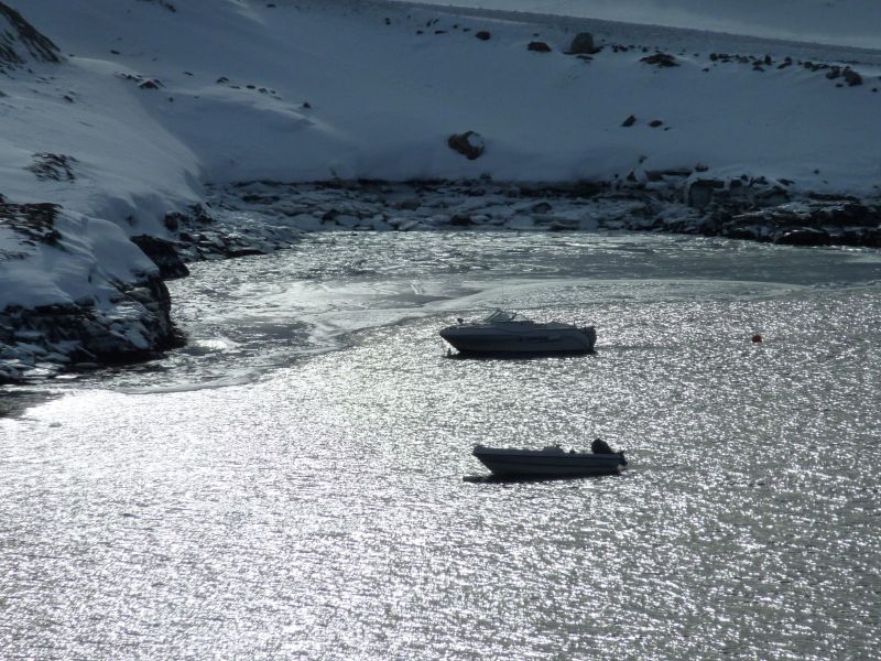 2010-03-08-1413_Inderste af bugten i Qinnqorput med både_Båd; Både; Nuuk; Udsigt i Nuuk