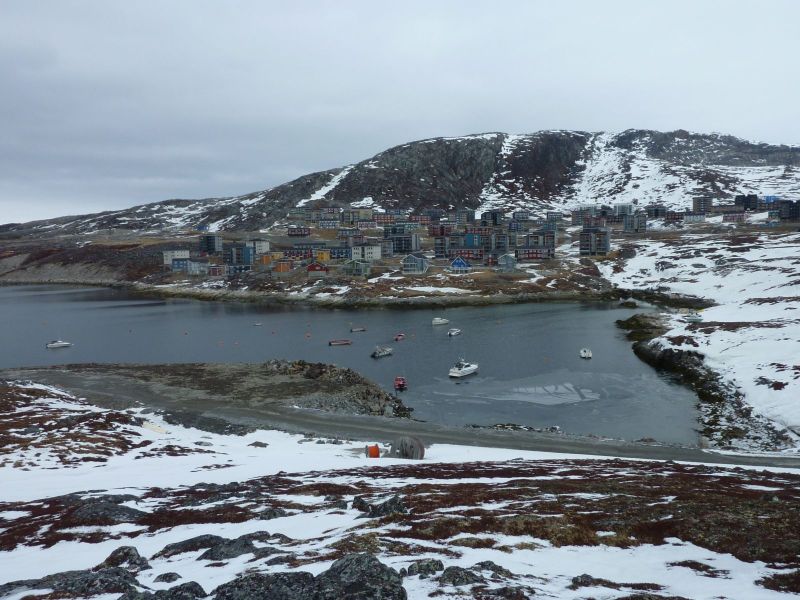 2010-04-16-1157_Inderste af bugten i Qinnqorput med både_Nuuk; Udsigt i Nuuk