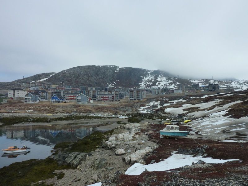 2010-04-27-1220_Inderste af bugten i Qinnqorput med både_Nuuk; Udsigt i Nuuk