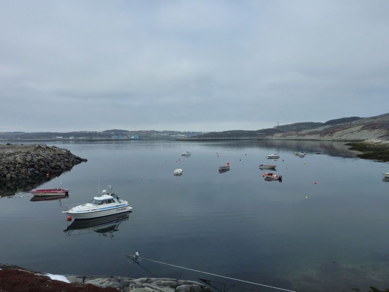 2010-04-27-1220_Inderste af bugten i Qinnqorput med både_Nuuk; Udsigt i Nuuk_2