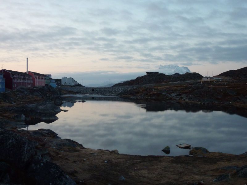 2010-05-12-2236_Sermitsiaq og vindstille sø_GÃ¥tur; Gåtur; Nuuk; Sermitsiaq