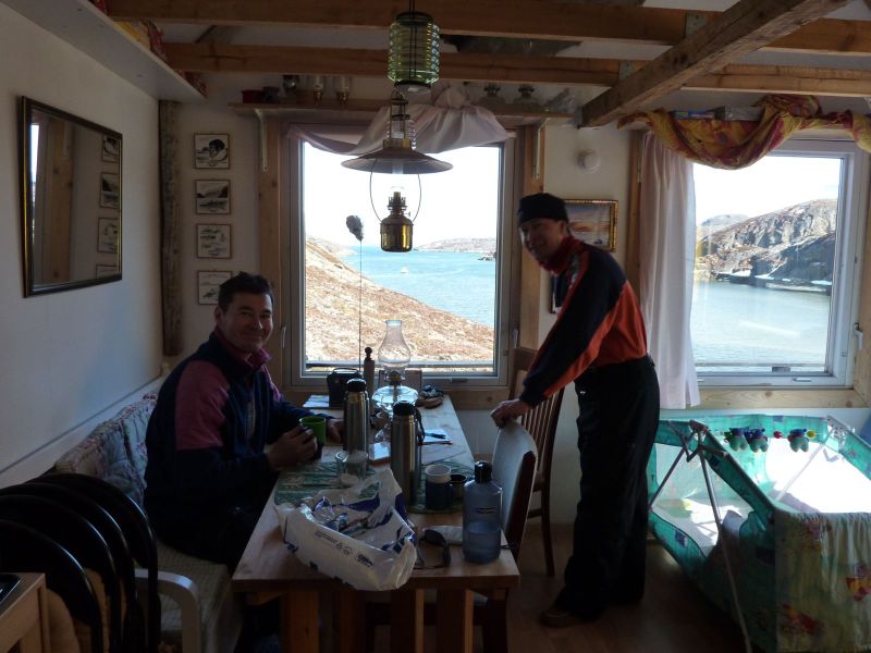 Jesper og Bruno i hytten i Kanasut