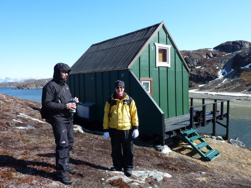 Jesper og Bruno ved hytten i Kanasut
