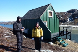 Jesper og Bruno ved hytten i Kanasut