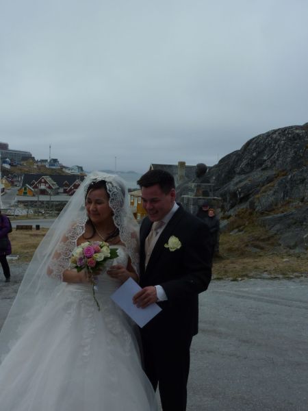 Niels Erik Kristiansen og Ulla's bryllup udenfor kirken