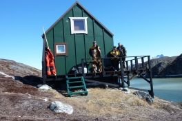 Maren, Palle, Maren og Djanco ved hytten i Kanasut