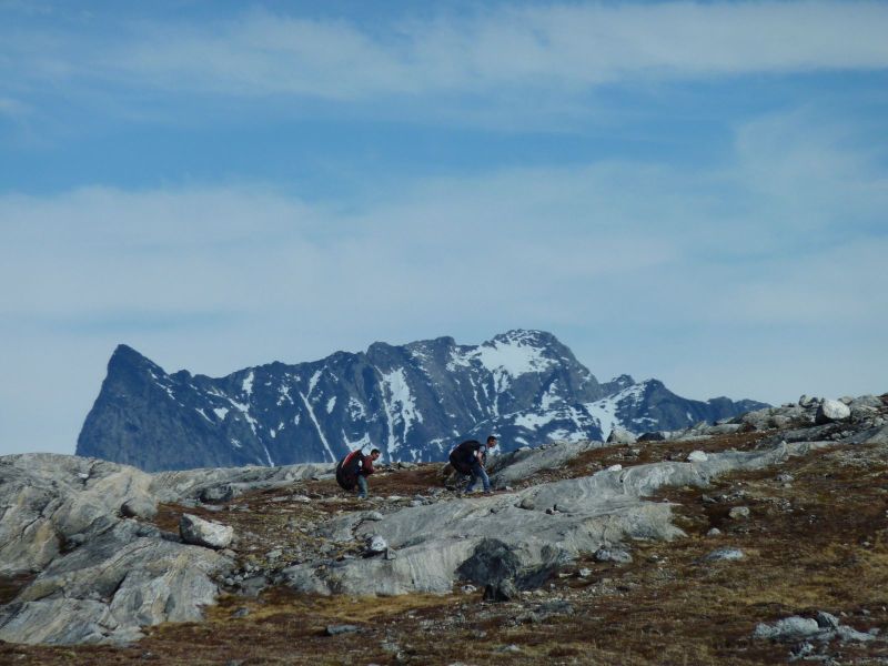2010-05-24-1226_Paraglidere på vej op og flyve_Paraglider; Sermitsiaq