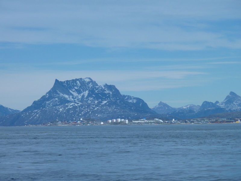 Sermitsiaq og Nuuk fra fjorden