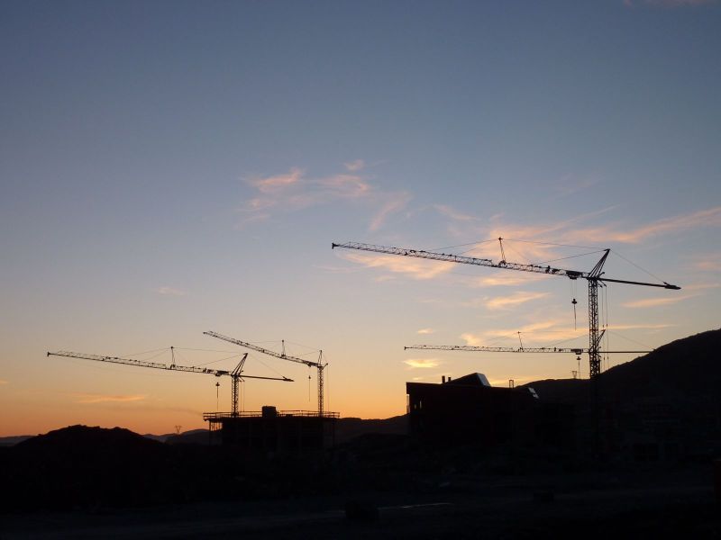 Byggekraner i aftensol