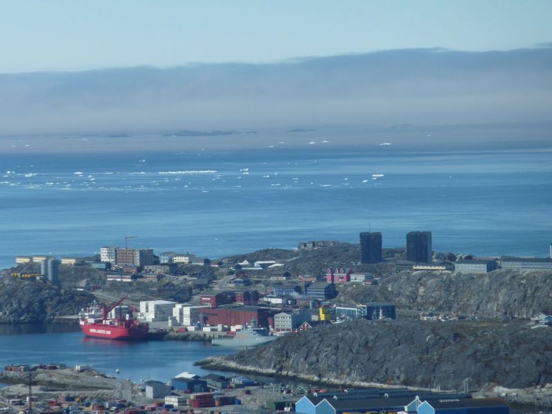 2010-05-27-1142_Havnen med sommertåge over Cookøerne_Havn; Inspektionsskib; Ral-skib