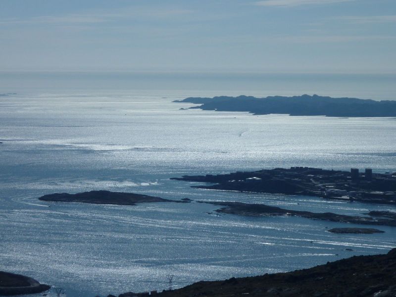 Havnen i Nuuk med sommertrafik og sommersol