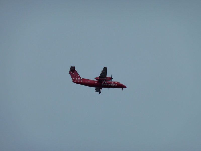 En Dash8 ligger an til landing i Nuuk