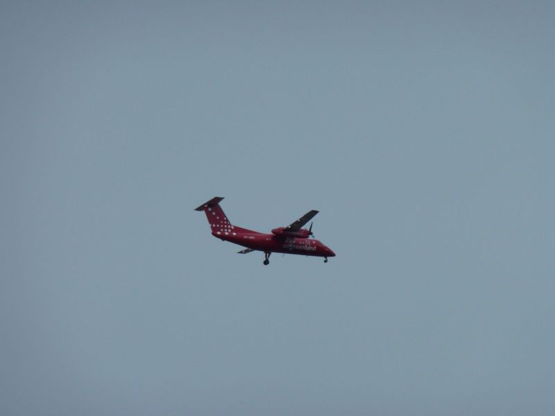 En Dash8 ligger an til landing i Nuuk