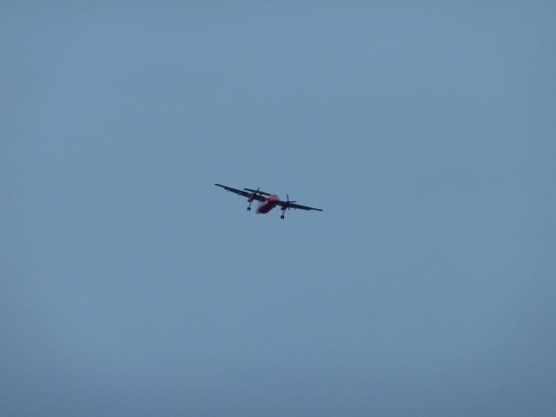 En Dash8 ligger an til landing i Nuuk