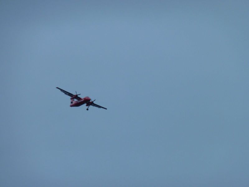 En Dash8 ligger an til landing i Nuuk
