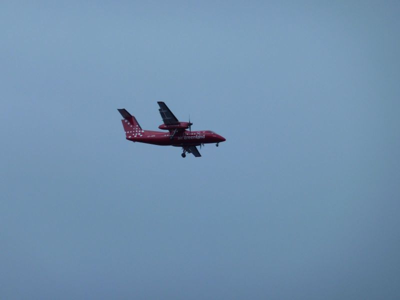 En Dash8 ligger an til landing i Nuuk