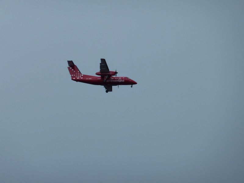 En Dash8 ligger an til landing i Nuuk