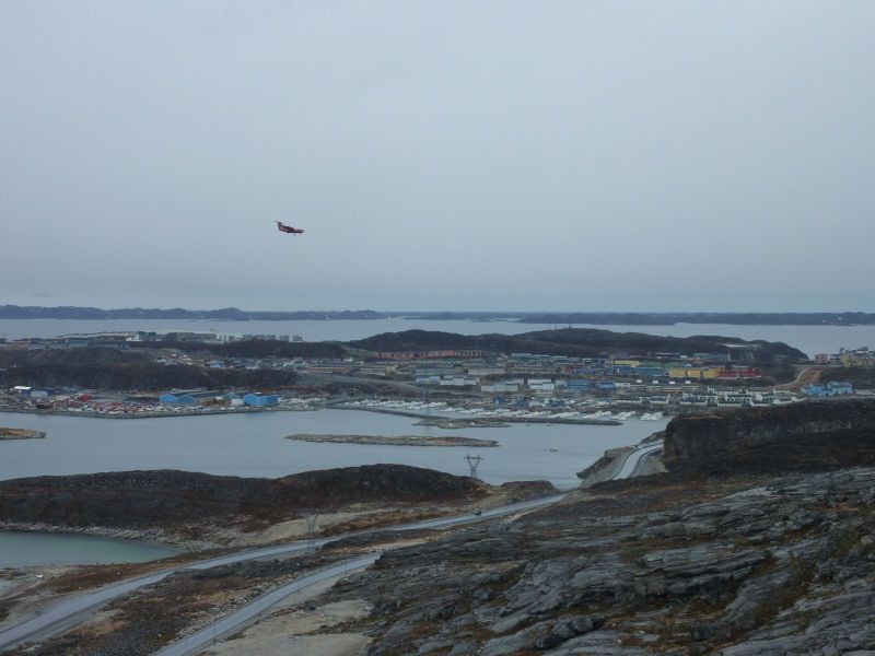 En Dash7 ligger an til landing i Nuuk
