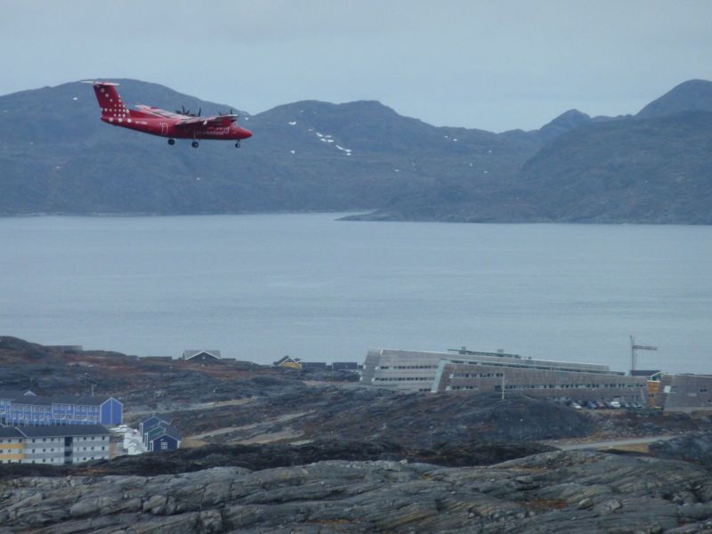 En Dash8 ligger an til landing i Nuuk